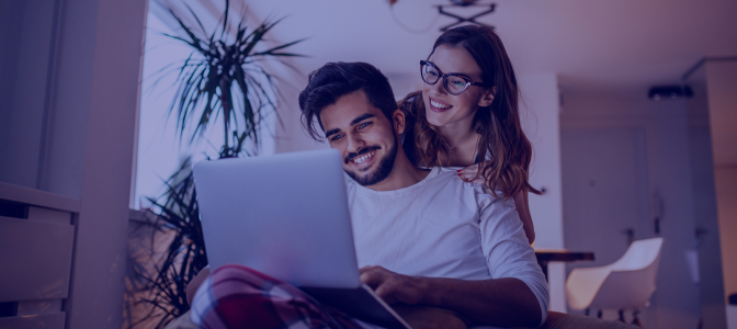 Casal utilizando notebook em casa com conexão Wi-Fi rápida e estável, representando a tecnologia Wi-Fi 6