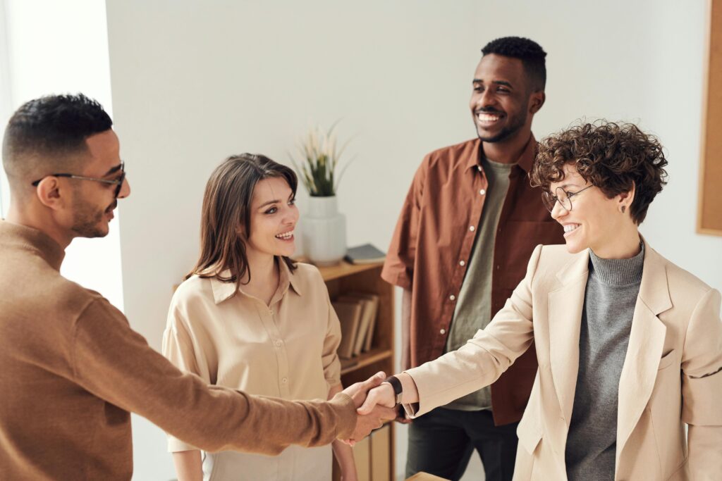 Equipe de empresa média em reunião, representando negócios que precisam de internet corporativa estável.