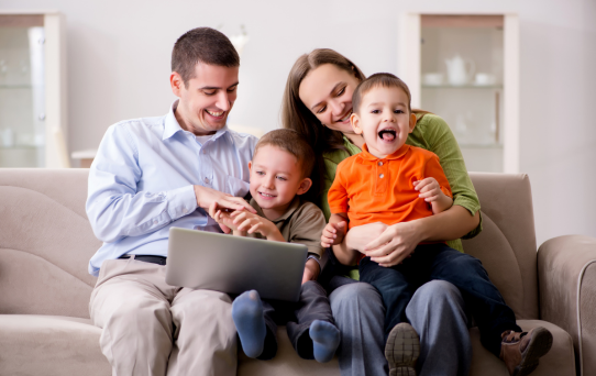 Família utilizando internet residencial em casa, com conexão estável para navegação, streaming e uso simultâneo de dispositivos.