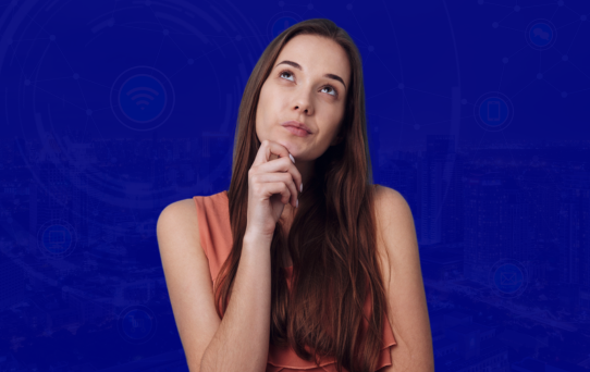 Pessoa pensativa analisando qual plano de internet residencial escolher de acordo com o uso e quantidade de dispositivos.