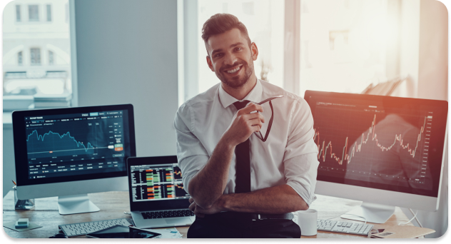 Empresário satisfeito em ambiente corporativo com gráficos de desempenho ao fundo, representando os benefícios da internet empresarial em Curitiba para produtividade, segurança e crescimento das empresas.