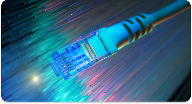 Conector de fibra óptica com feixes de luz em alta velocidade, representando internet corporativa em Curitiba com fibra óptica, maior estabilidade, baixa latência e segurança para empresas.
