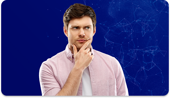 Empresário analisando e refletindo sobre quantos megas contratar, representando a escolha ideal de internet empresarial em Curitiba conforme o número de colaboradores e uso de sistemas.