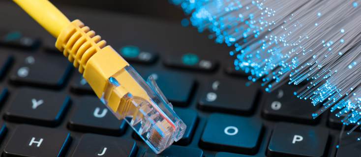 Cabo de rede representando fibra óptica para internet gamer com mais velocidade e estabilidade