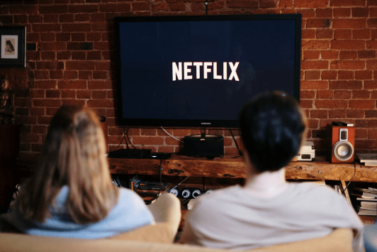 Casal assistindo streaming com internet estável no Pilarzinho