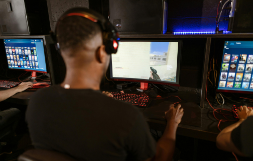 Jogador jogando jogo online com internet gamer de alta performance