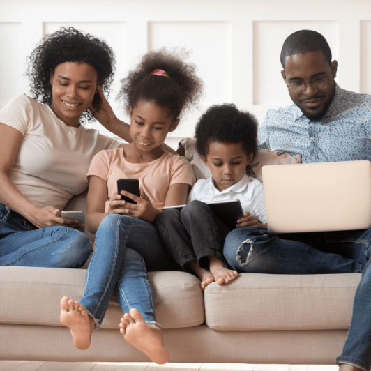 Família usando internet em vários ambientes em Santo Inácio
